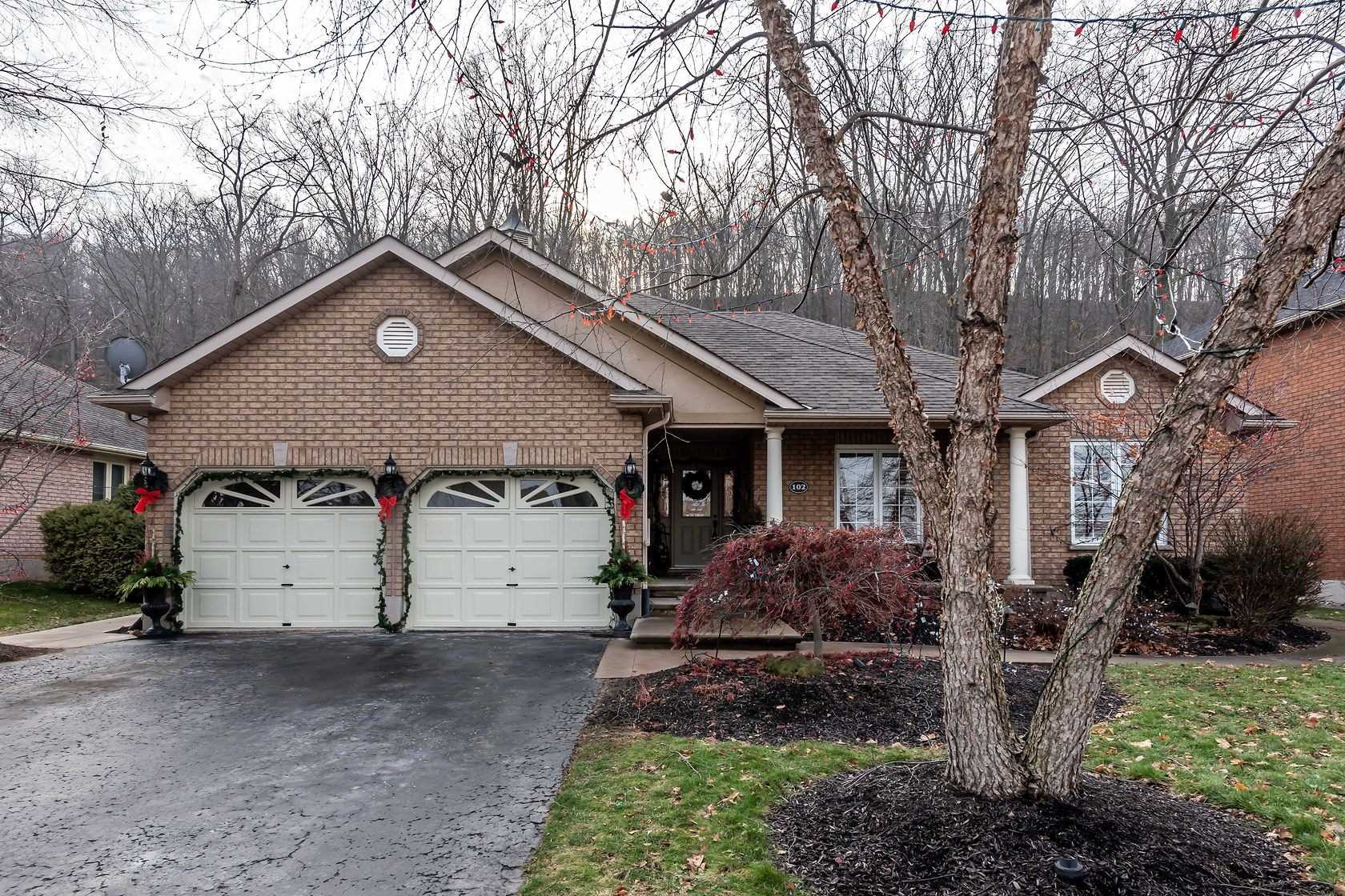 102 Dorchester Dr, Sold in Grimsby Zoocasa