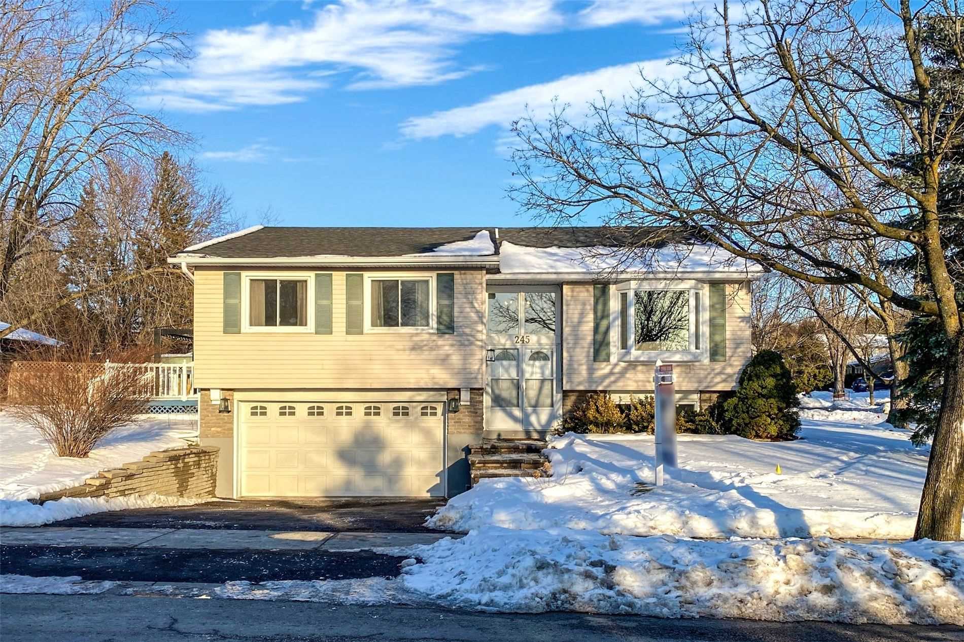 245 Waratah Ave, For Sale in Newmarket Zoocasa