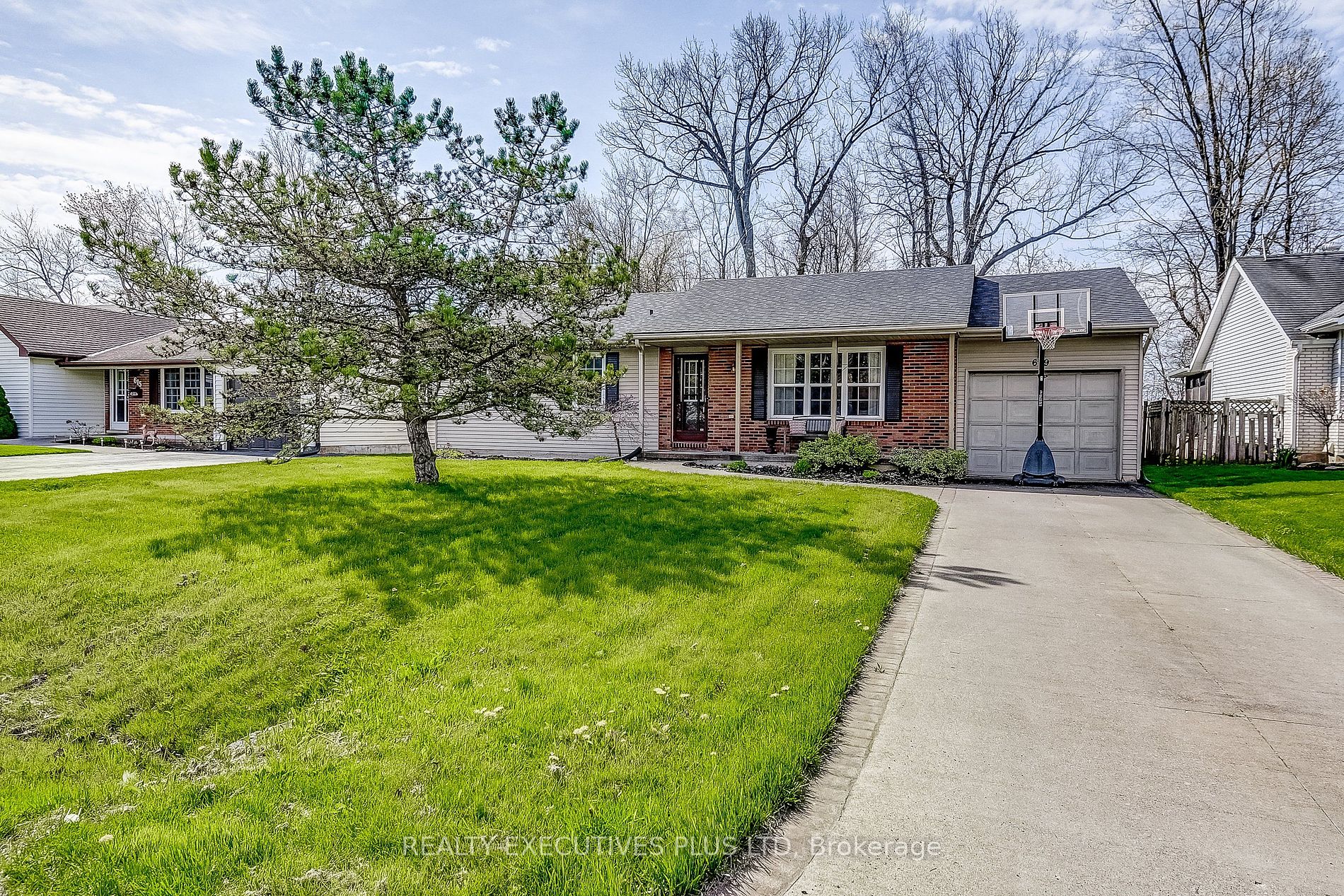 691 Oakes Dr, For Sale in Fort Erie Zoocasa