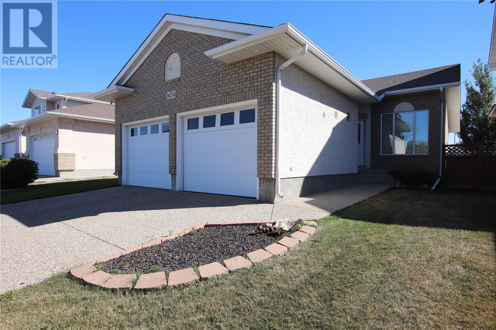 1654 Fenwick Cres N, Regina (SK826636) Zoocasa